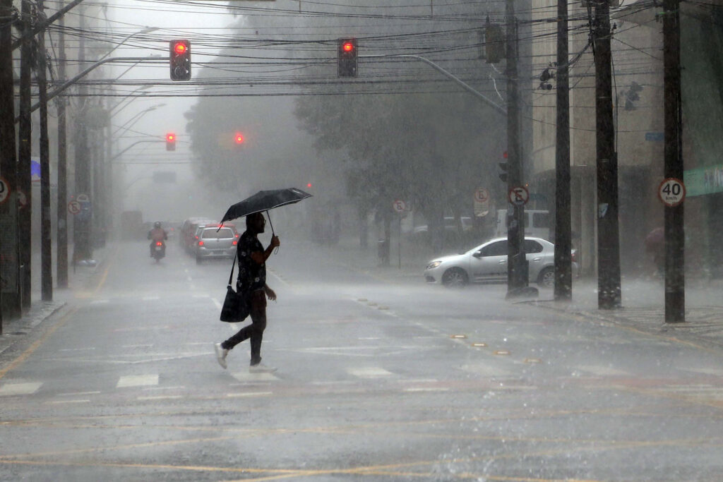 Semana começa chuvosa em Curitiba e região; veja a previsão do tempo