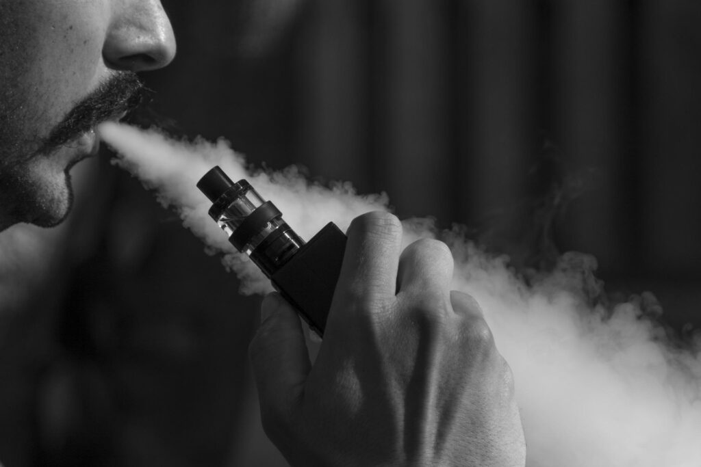 Câmara de Maringá aprova lei que amplia restrição a cigarros eletrônicos