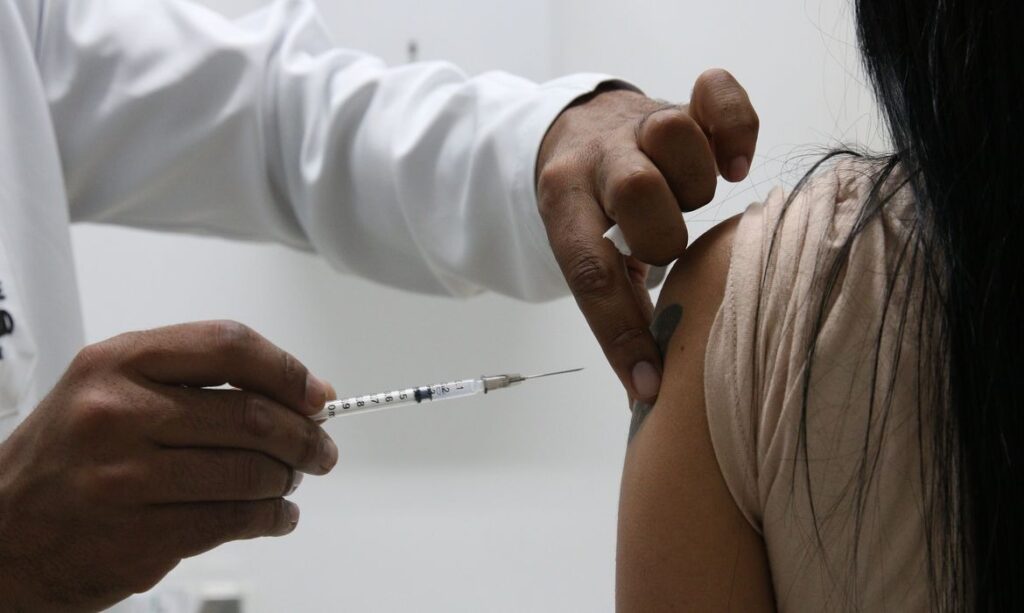 4ª dose: pessoas a partir de 38 anos poderão se vacinar nesta quarta (16) em Curitiba