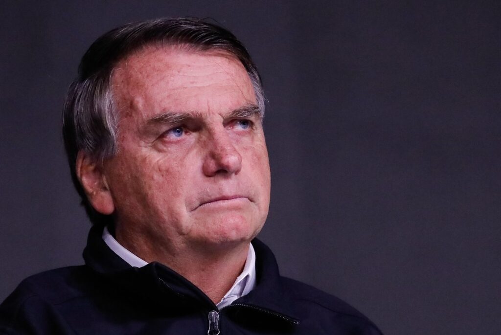 Flávio e Michelle Bolsonaro falam após derrota; Jair segue em silêncio