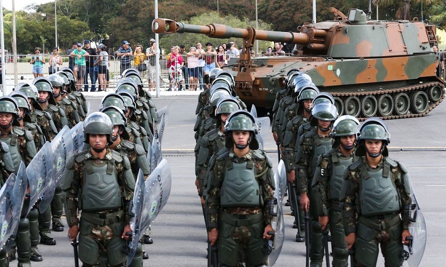 A bala de prata de Bolsonaro e seguidores vem das Forças Armadas