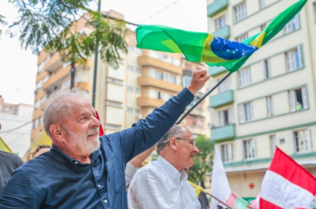 PT avalia reajuste ainda maior do salário mínimo no primeiro ano de Lula