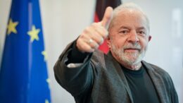 Lula indica livros e filme em meio a protestos golpistas pró-Bolsonaro; veja lista