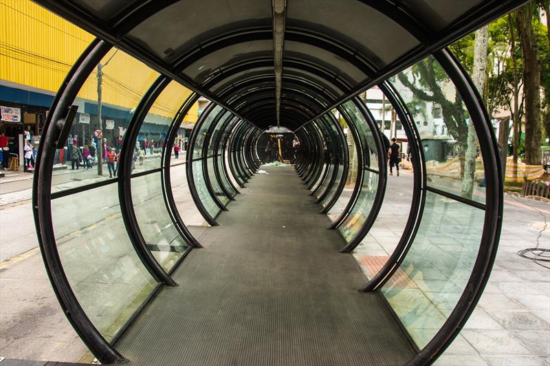 Estações-tubo de Curitiba começam a ser reformadas hoje