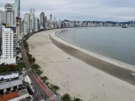Lagoa surge em faixa de areia em Balneário Camboriú 11 meses após alargamento
