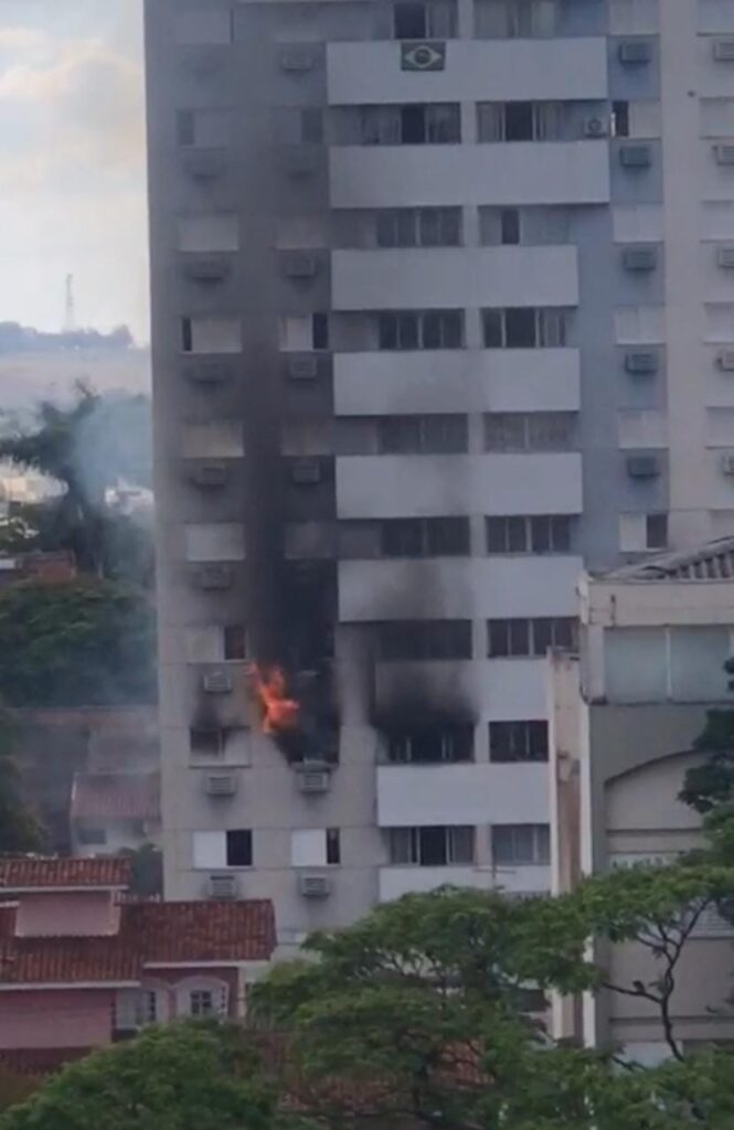 Prédio é evacuado após apartamento pegar fogo com uma criança dentro