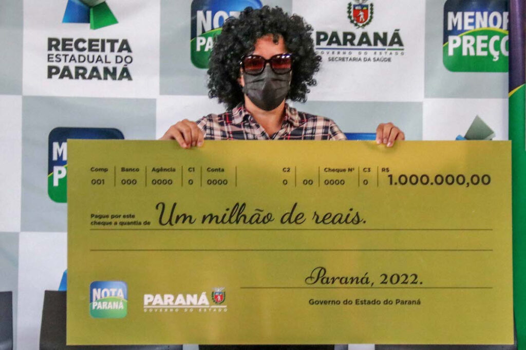 Nota Paraná: ganhadora retira o prêmio de R$1 milhão disfarçada