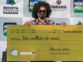 Nota Paraná: ganhadora retira o prêmio de R$1 milhão disfarçada