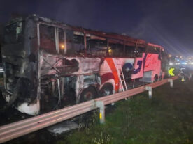 Ônibus de turismo com 50 passageiros pega fogo na BR-369