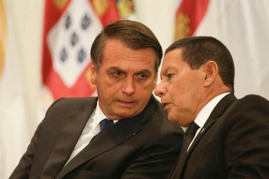 Bolsonaro amplia reclusão e delega a Mourão tarefas do dia a dia