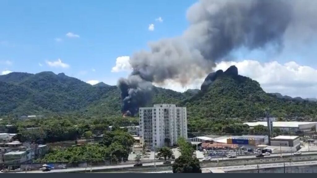 Incêndio atinge cenário dos Estúdios Globo no Rio de Janeiro