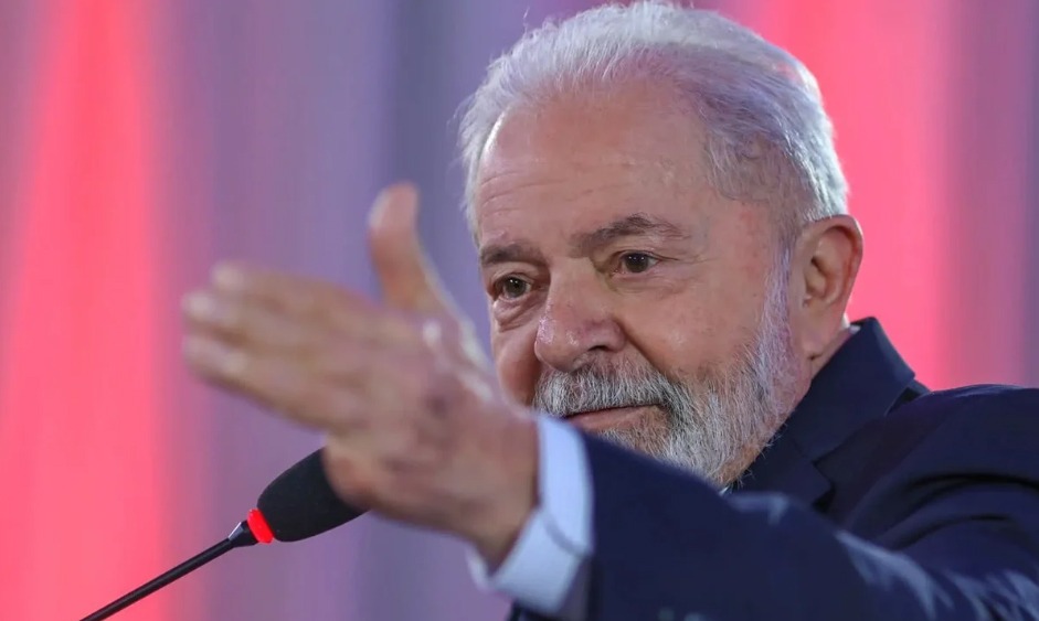 Grupo de brasileiros ‘comuns’ deve entregar faixa a Lula