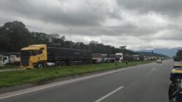 BR-277 começa a ser liberada após manifestação em Paranaguá