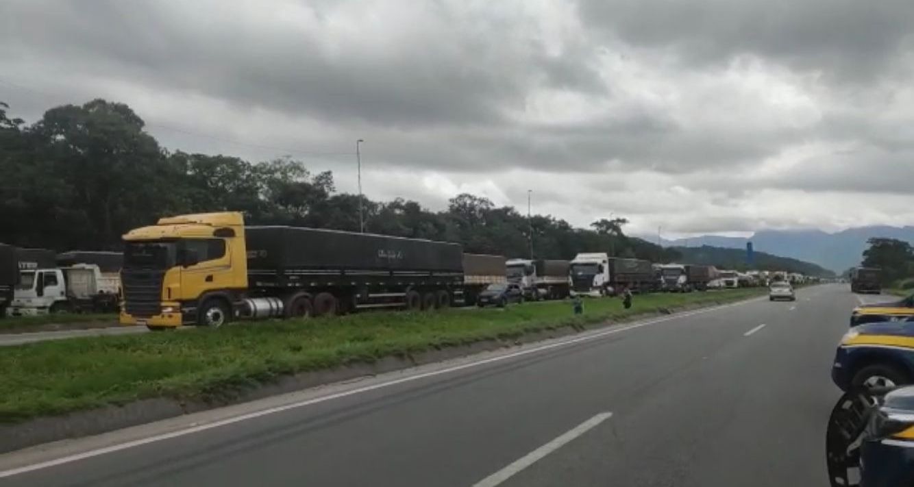 BR-277 começa a ser liberada após manifestação em Paranaguá