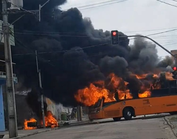 Ônibus é incendiado por moradores da Vila Torres em Curitiba