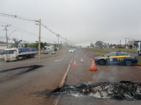 Manifestantes bloqueiam parcialmente a BR-277, em Foz do Iguaçu