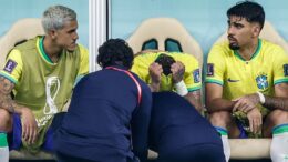 Neymar sofre com dor no tornozelo e é substituído em vitória do Brasil