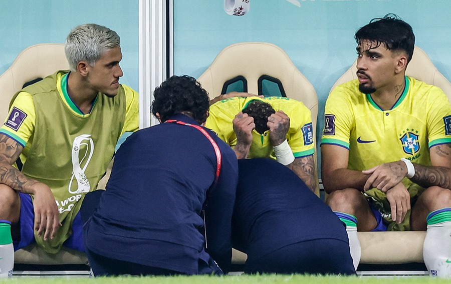 Neymar sofre com dor no tornozelo e é substituído em vitória do Brasil