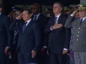 Bolsonaro fica em silêncio diante de militares em primeiro evento público após derrota