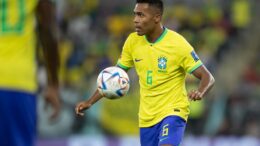 Alex Sandro se machuca e está fora da partida do Brasil contra Camarões