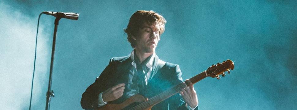 Arctic Monkeys faz show no Primavera Sound com hits antigos e árvore no caminho