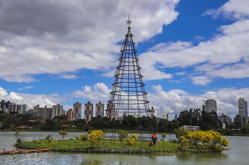 Árvore de Natal gigante é levantada no Parque Barigui, em Curitiba