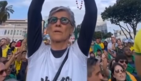 Cássia Kis faz oração contra eleição de Lula em manifestação golpista; vídeo