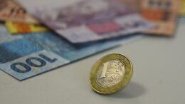 PEC deve propor salário mínimo de cerca de R$ 1.320 para 2023, diz Wellington Dias