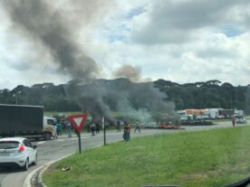 Bloqueios: rodovias do Paraná seguem obstruídas por manifestações