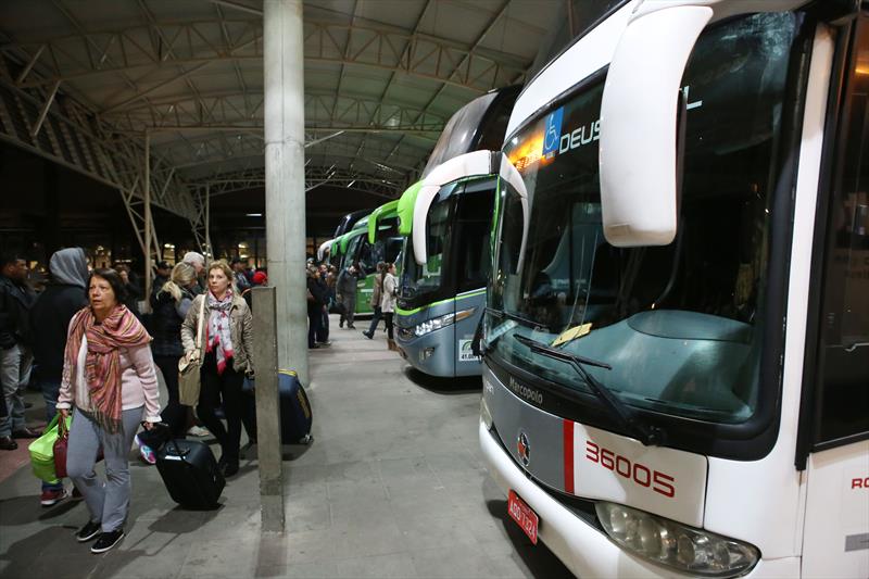 Bloqueio na BR-376 cancela viagens de ônibus em Curitiba
