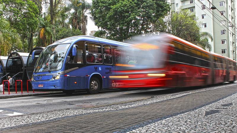 Veja como ficam os horários de ônibus nesta sexta em Curitiba