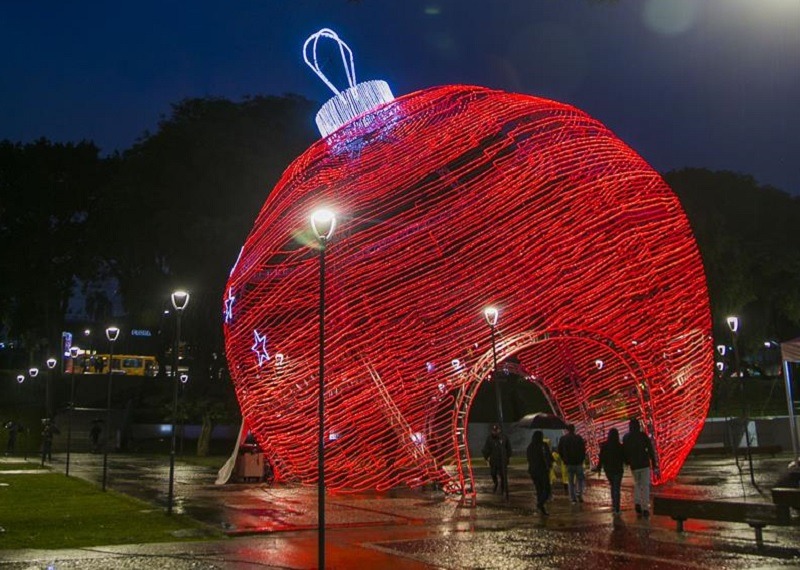 Bola de Natal é inaugurada na Praça do Athletico, em Curitiba