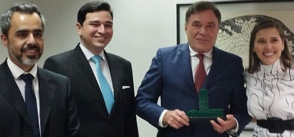 Senador Alvaro Dias recebe prêmio Bom Parlamentar