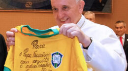 Papa Francisco diz que está rezando pela saúde de Pelé