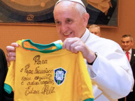 Papa Francisco diz que está rezando pela saúde de Pelé
