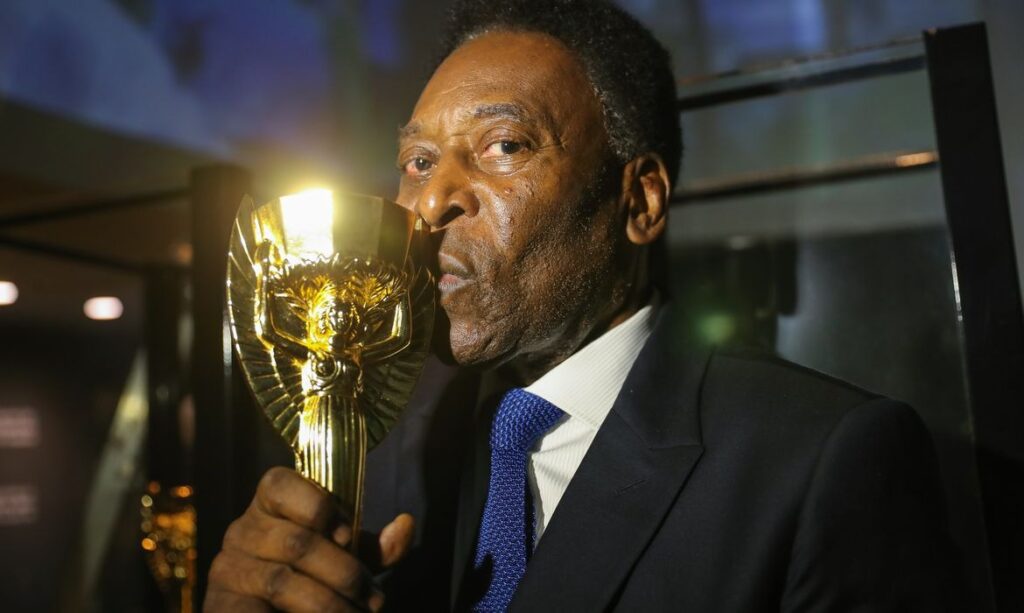 Pelé continua apresentando melhora em seu estado clínico, diz boletim médico