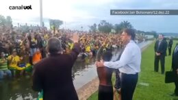 Bolsonaro faz oração com crianças e padre após diplomação de Lula