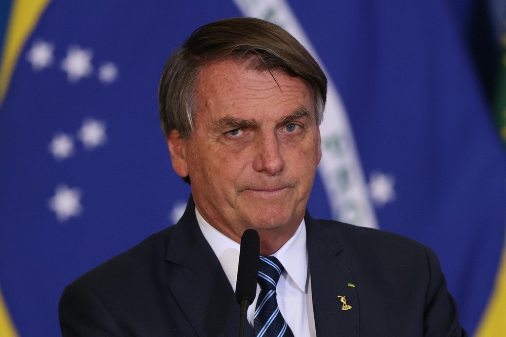 Bolsonaro viaja sozinho para os EUA com passagem apenas de ida