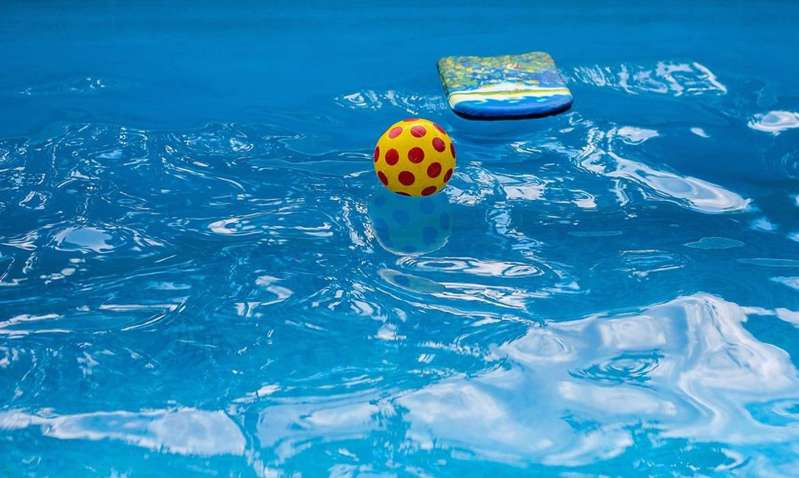 Menino de seis anos morre afogado em piscina, em Londrina