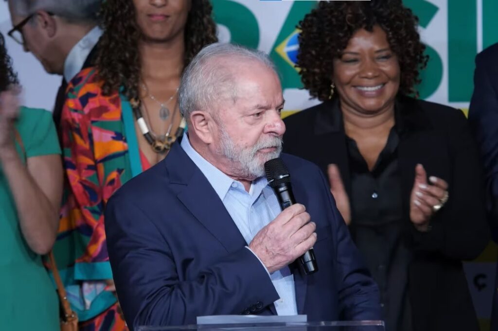 Lula anuncia 16 ministros e primeiras mulheres do futuro governo