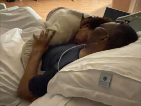 Filha de Pelé posta foto abraçada com o pai no hospital