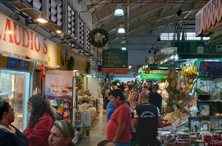 Mercado Municipal tem movimento intenso na véspera de Natal
