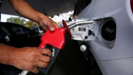 Gasolina pode subir até 14% com retomada de impostos federais e ICMS maior