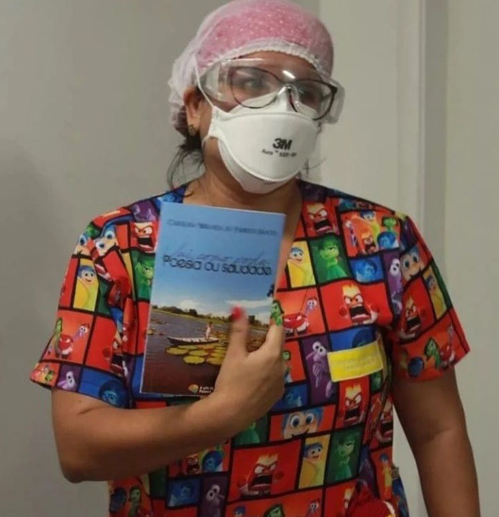 A enfermeira Carolina Miranda começou com cantinho da leitura em hospital público e hoje faz poemas.