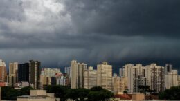 Curitiba acumula 29 milímetros de chuva e tem alagamentos nesta terça (17)