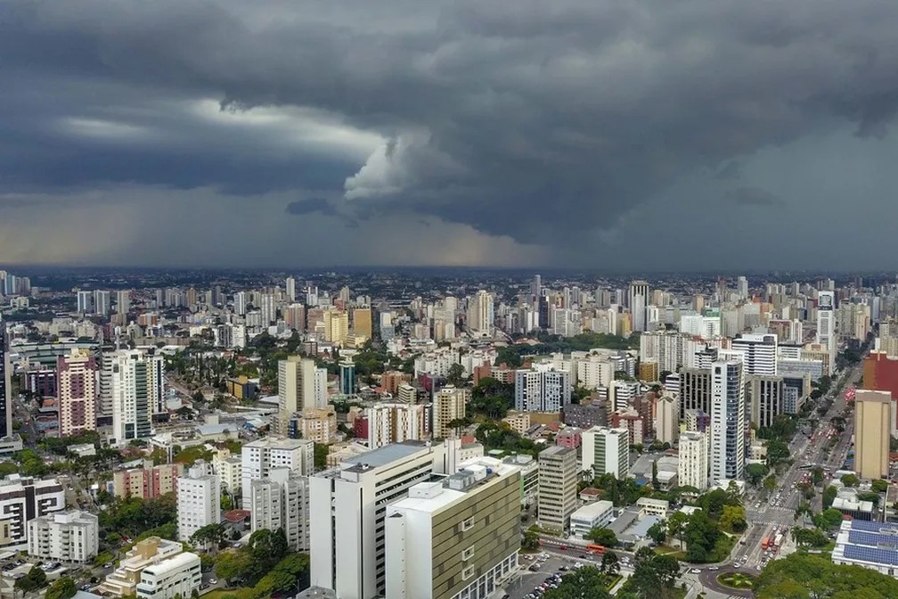 Pancadas de chuva deixam temperaturas mais amenas no Paraná