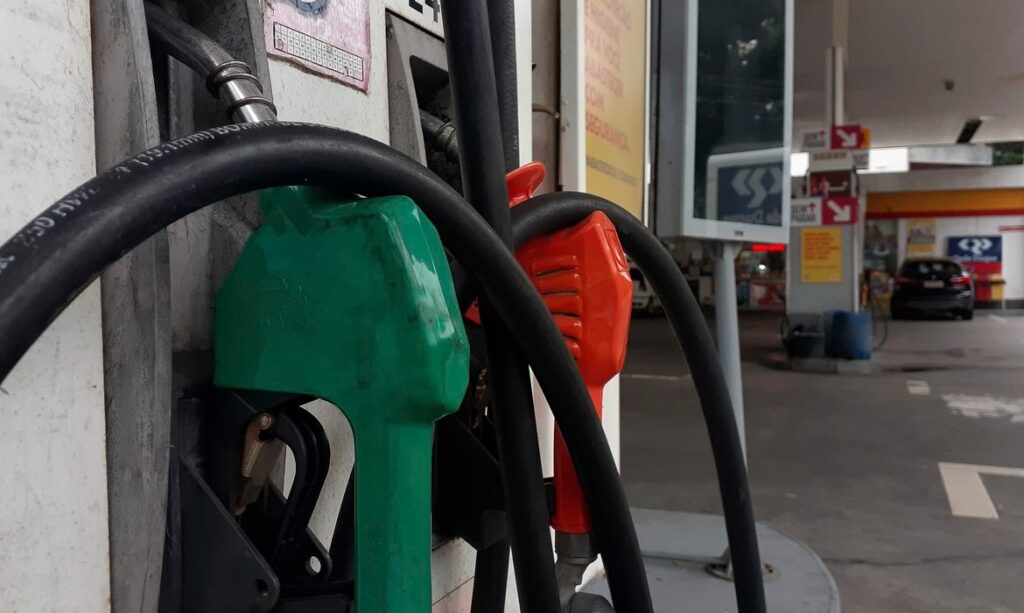 Preço da gasolina cai nos postos, mas segue acima de R$ 5