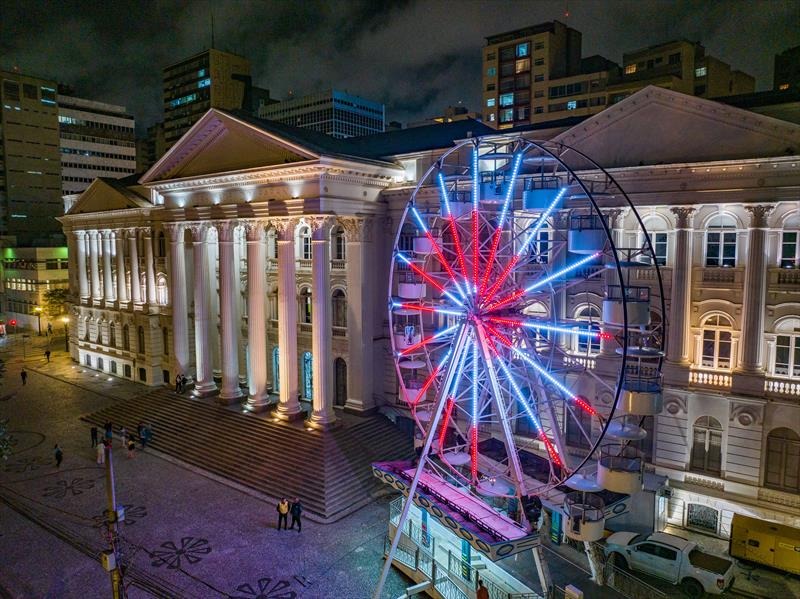 Curitiba reabre roda-gigante e carrossel para aniversário da cidade