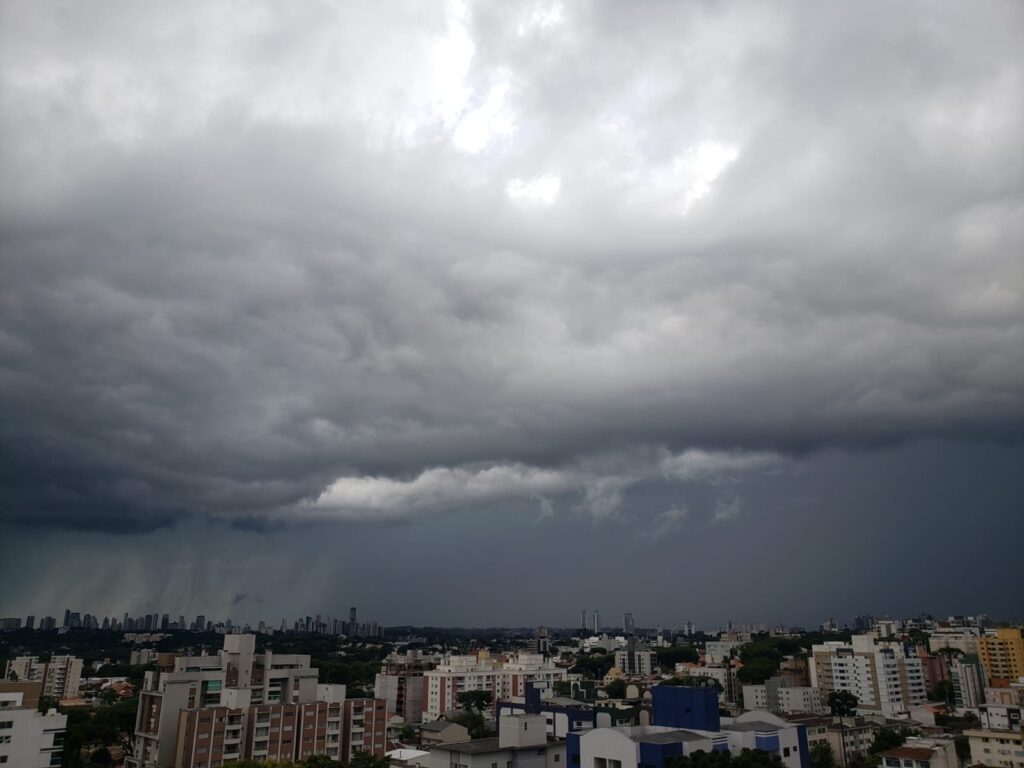 Curitiba, Campos Gerais e Centro-Sul têm alerta de tempestade, diz Defesa Civil