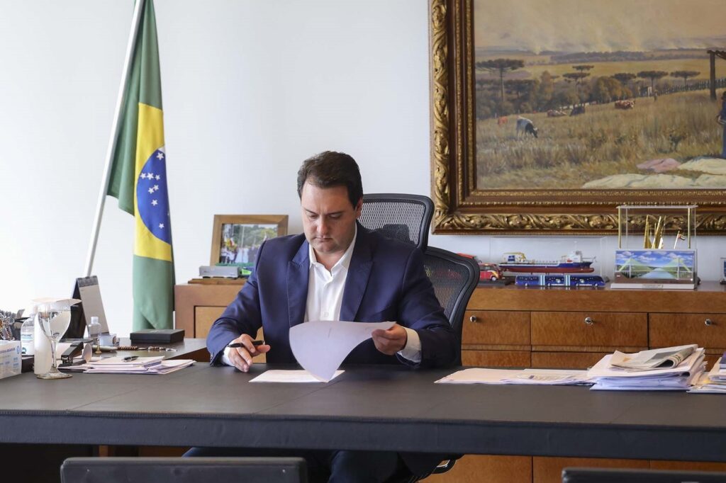 Ratinho Junior sanciona lei que aumenta o salário mínimo regional